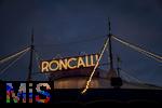 10.11.2025, Zirkus Roncalli, Gala Show von A.PPLAUS Xtra Jugendtheatercircus im
Circus-Theater Roncalli in Mnchen, Aussenansicht Zelt mit Leucht-Schriftzug RONCALLI