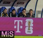 14.11.2025, Fussball WM-Qualifikation Europa 2025/26, 9.Spieltag,  Luxemburg - Deutschland, im Stade de Luxembourg (Croix de Gasperich, Luxemburg), re: Trainer Julian Nagelsmann (Deutschland) mit Co-Trainer (Deutschland) nachdenklich 
