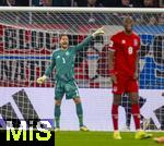 14.11.2025, Fussball WM-Qualifikation Europa 2025/26, 9.Spieltag,  Luxemburg - Deutschland, im Stade de Luxembourg (Croix de Gasperich, Luxemburg), Torwart Oliver Baumann (Deutschland) gibt Anweisungen.