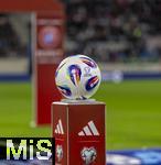 14.11.2025, Fussball WM-Qualifikation Europa 2025/26, 9.Spieltag,  Luxemburg - Deutschland, im Stade de Luxembourg (Croix de Gasperich, Luxemburg), Der Spielball liegt auf der Stele bereit.