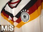 17.11.2025, Fussball WM-Qualifikation Europa 2025/26, 10.Spieltag,  Deutschland - Slowakei, in der Red-Bull-Arena Leipzig (Deutschland). Ein neues Heimtrikot der Nationalmannschaft hngt an der Wand im Pressezentrum bereit.