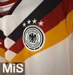 17.11.2025, Fussball WM-Qualifikation Europa 2025/26, 10.Spieltag,  Deutschland - Slowakei, in der Red-Bull-Arena Leipzig (Deutschland). Ein neues Heimtrikot der Nationalmannschaft hngt an der Wand im Pressezentrum bereit.