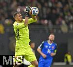 17.11.2025, Fussball WM-Qualifikation Europa 2025/26, 10.Spieltag,  Deutschland - Slowakei, in der Red-Bull-Arena Leipzig (Deutschland). Towart Martin Dubravka (Slowakei) am Ball.
