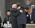 17.11.2025, Fussball WM-Qualifikation Europa 2025/26, 10.Spieltag,  Deutschland - Slowakei, in der Red-Bull-Arena Leipzig (Deutschland). Rudi Vller (Deutschland) gratuliert National-Trainer Julian Nagelsmann (Deutschland) 