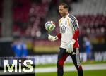 17.11.2025, Fussball WM-Qualifikation Europa 2025/26, 10.Spieltag,  Deutschland - Slowakei, in der Red-Bull-Arena Leipzig (Deutschland). Torwart Oliver Baumann (Deutschland) beim Aufwrmen. 