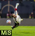 17.11.2025, Fussball WM-Qualifikation Europa 2025/26, 10.Spieltag,  Deutschland - Slowakei, in der Red-Bull-Arena Leipzig (Deutschland). Torwart Oliver Baumann (Deutschland) beim Aufwrmen. 