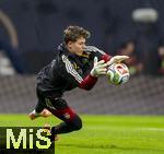 17.11.2025, Fussball WM-Qualifikation Europa 2025/26, 10.Spieltag,  Deutschland - Slowakei, in der Red-Bull-Arena Leipzig (Deutschland). Torwart Finn Dahmen (Deutschland) beim Aufwrmen.