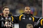 17.11.2025, Fussball WM-Qualifikation Europa 2025/26, 10.Spieltag,  Deutschland - Slowakei, in der Red-Bull-Arena Leipzig (Deutschland). Singen die Nationalhymne, v.li: Leon Goretzka (Deutschland), Jonathan Tah (Deutschland) 