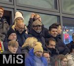 17.11.2025, Fussball WM-Qualifikation Europa 2025/26, 10.Spieltag,  Deutschland - Slowakei, in der Red-Bull-Arena Leipzig (Deutschland). Ein besonderer Tribnengast, Jrgen Klopp (mitte, mit Schiebermtze, Red Bull Konzern Sportdirektor) neben Mario Gomez (Technischer Direktor Red Bull Soccer International). 