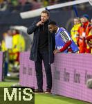 17.11.2025, Fussball WM-Qualifikation Europa 2025/26, 10.Spieltag,  Deutschland - Slowakei, in der Red-Bull-Arena Leipzig (Deutschland). v.li: Trainer Julian Nagelsmann (Deutschland) erklrt den Ersatzspielern seine Taktik, Ridle Baku (Deutschland), 