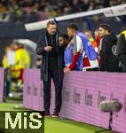 17.11.2025, Fussball WM-Qualifikation Europa 2025/26, 10.Spieltag,  Deutschland - Slowakei, in der Red-Bull-Arena Leipzig (Deutschland). v.li: Trainer Julian Nagelsmann (Deutschland) erklrt den Ersatzspielern seine Taktik, Ridle Baku (Deutschland), Felix Nmecha (Deutschland) 