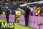 17.11.2025, Fussball WM-Qualifikation Europa 2025/26, 10.Spieltag,  Deutschland - Slowakei, in der Red-Bull-Arena Leipzig (Deutschland). v.li: Trainer Julian Nagelsmann (Deutschland) erklrt den Ersatzspielern seine Taktik, Ridle Baku (Deutschland), Felix Nmecha (Deutschland) 