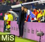 17.11.2025, Fussball WM-Qualifikation Europa 2025/26, 10.Spieltag,  Deutschland - Slowakei, in der Red-Bull-Arena Leipzig (Deutschland). v.li: Trainer Julian Nagelsmann (Deutschland) erklrt den Ersatzspielern seine Taktik, Ridle Baku (Deutschland), Felix Nmecha (Deutschland) 