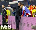 17.11.2025, Fussball WM-Qualifikation Europa 2025/26, 10.Spieltag,  Deutschland - Slowakei, in der Red-Bull-Arena Leipzig (Deutschland). v.li: Trainer Julian Nagelsmann (Deutschland) erklrt den Ersatzspielern seine Taktik, Ridle Baku (Deutschland), 