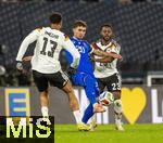 17.11.2025, Fussball WM-Qualifikation Europa 2025/26, 10.Spieltag,  Deutschland - Slowakei, in der Red-Bull-Arena Leipzig (Deutschland). v.li: Felix Nmecha (Deutschland), David Duris (Slowakei), Ridle Baku (Deutschland) 