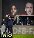 17.11.2025, Fussball WM-Qualifikation Europa 2025/26, 10.Spieltag,  Deutschland - Slowakei, in der Red-Bull-Arena Leipzig (Deutschland). Glckliche Umarmung nach dem Sieg, v.li: Sportdirektor Rudi Vller (Deutschland) und Trainer Julian Nagelsmann (Deutschland) 