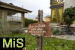 19.11.2025, Mindelheim im Unterallgu, im Garten steht ein Schild: Nur wer den Garten sorglich pflegt, weiss auch, da er ihm Frchte trgt.