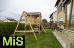 19.11.2025, Mindelheim im Unterallgu,  Wohnhaus Baujahr 1974, im Garten steht ein Holzhaus mit Schaukel fr Kinder