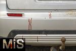 19.11.2025,  Bad Wrishofen im Unterallgu: Blutspuren an einem silbernen Wagen unter dem Kofferraum. (gestellte Szenerie) 