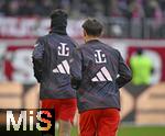 22.11.2025, Fussball Bundesliga 2025/2026, 11.Spieltag, FC Bayern Mnchen - SC Freiburg, in der Allianz-Arena Mnchen,  FC Bayern Mnchen Spieler wrmen sich mit umgekehrtem T auf


