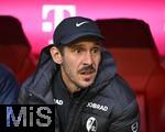 22.11.2025, Fussball Bundesliga 2025/2026, 11.Spieltag, FC Bayern Mnchen - SC Freiburg, in der Allianz-Arena Mnchen,  Trainer Julian Schuster (SC Freiburg) nachdenklich.



