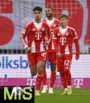 22.11.2025, Fussball Bundesliga 2025/2026, 11.Spieltag, FC Bayern Mnchen - SC Freiburg, in der Allianz-Arena Mnchen,  Die Bayern Spieler sind enttuscht. v.l.Aleksandar Pavlovic (FC Bayern Mnchen), Jonathan Tah (FC Bayern Mnchen) und Lennart Karl (FC Bayern Mnchen) 


