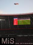 22.11.2025, Fussball Bundesliga 2025/2026, 11.Spieltag, FC Bayern Mnchen - SC Freiburg, in der Allianz-Arena Mnchen,  Ein Zeppelin fliegt ber der Allianz Arena


