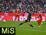 22.11.2025, Fussball Bundesliga 2025/2026, 11.Spieltag, FC Bayern Mnchen - SC Freiburg, in der Allianz-Arena Mnchen,  Max Rosenfelder (SC Freiburg) und Lennart Karl (FC Bayern Mnchen) beim 1:2 von Lennart Karl (FC Bayern Mnchen) 


