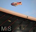 22.11.2025, Fussball Bundesliga 2025/2026, 11.Spieltag, FC Bayern Mnchen - SC Freiburg, in der Allianz-Arena Mnchen,  Zeppelin fliegt ber der Allianz Arema


