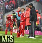 22.11.2025, Fussball Bundesliga 2025/2026, 11.Spieltag, FC Bayern Mnchen - SC Freiburg, in der Allianz-Arena Mnchen,  v.l. Tom Bischof (Bayern Mnchen) m Lennart Karl (FC Bayern Mnchen) und Trainer Vincent Kompany (FC Bayern Mnchen) 

