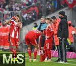 22.11.2025, Fussball Bundesliga 2025/2026, 11.Spieltag, FC Bayern Mnchen - SC Freiburg, in der Allianz-Arena Mnchen,  v.l. Tom Bischof (Bayern Mnchen), Aleksandar Pavlovic (Bayern Mnchen) , Lennart Karl (FC Bayern Mnchen) und Trainer Vincent Kompany (FC Bayern Mnchen) 


