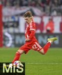 22.11.2025, Fussball Bundesliga 2025/2026, 11.Spieltag, FC Bayern Mnchen - SC Freiburg, in der Allianz-Arena Mnchen,  Lennart Karl (FC Bayern Mnchen) am Ball.


