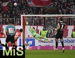 22.11.2025, Fussball Bundesliga 2025/2026, 11.Spieltag, FC Bayern Mnchen - SC Freiburg, in der Allianz-Arena Mnchen,  Torwart Manuel Neuer (FC Bayern Mnchen) hechtet dem Ball hinterher


