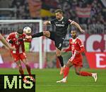 22.11.2025, Fussball Bundesliga 2025/2026, 11.Spieltag, FC Bayern Mnchen - SC Freiburg, in der Allianz-Arena Mnchen,  v.l. Leon Goretzka (FC Bayern Mnchen), Lucas Hler (SC Freiburg) und Jonathan Tah (FC Bayern Mnchen) im Duell um den Ball.


