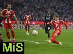 22.11.2025, Fussball Bundesliga 2025/2026, 11.Spieltag, FC Bayern Mnchen - SC Freiburg, in der Allianz-Arena Mnchen,  Lennart Karl (FC Bayern Mnchen) passt hier zum 2:2


