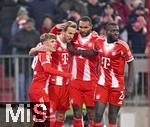 22.11.2025, Fussball Bundesliga 2025/2026, 11.Spieltag, FC Bayern Mnchen - SC Freiburg, in der Allianz-Arena Mnchen,  
Torjubel v.l. Lennart Karl (FC Bayern Mnchen), Harry Kane (FC Bayern Mnchen), und Jonathan Tah (FC Bayern Mnchen) und Dayot Upamecano (FC Bayern Mnchen) 

