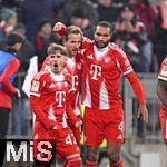 22.11.2025, Fussball Bundesliga 2025/2026, 11.Spieltag, FC Bayern Mnchen - SC Freiburg, in der Allianz-Arena Mnchen,  
Torjubel v.l. Lennart Karl (FC Bayern Mnchen), Harry Kane (FC Bayern Mnchen), und Jonathan Tah (FC Bayern Mnchen) 

