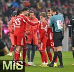 22.11.2025, Fussball Bundesliga 2025/2026, 11.Spieltag, FC Bayern Mnchen - SC Freiburg, in der Allianz-Arena Mnchen,  
Lennart Karl (FC Bayern Mnchen) ist angeschlagen

