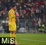 22.11.2025, Fussball Bundesliga 2025/2026, 11.Spieltag, FC Bayern Mnchen - SC Freiburg, in der Allianz-Arena Mnchen,  Torwart Noah Atubolu (SC Freiburg) ist unzufrieden.


