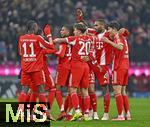 22.11.2025, Fussball Bundesliga 2025/2026, 11.Spieltag, FC Bayern Mnchen - SC Freiburg, in der Allianz-Arena Mnchen,  Torjubel nach dem 6:2 v.l. Nicolas Jackson (FC Bayern Mnchen), Wisdom Mike (FC Bayern Mnchen) , Michael Olise (FC Bayern Mnchen), Tom Bischof (Bayern Mnchen), Hiroki Ito (FC Bayern Mnchen), Jonathan Tah (FC Bayern Mnchen) und Min-jae Kim (Bayern Mnchen, Minjae Kim) 


