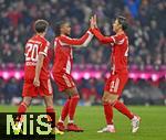 22.11.2025, Fussball Bundesliga 2025/2026, 11.Spieltag, FC Bayern Mnchen - SC Freiburg, in der Allianz-Arena Mnchen,  Torjubel v.l. Tom Bischof (Bayern Mnchen), Michael Olise (FC Bayern Mnchen) und Hiroki Ito (FC Bayern Mnchen) 


