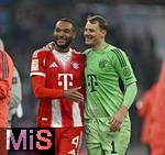 22.11.2025, Fussball Bundesliga 2025/2026, 11.Spieltag, FC Bayern Mnchen - SC Freiburg, in der Allianz-Arena Mnchen,  Torwart Manuel Neuer (FC Bayern Mnchen) ist zufrieden, mit Schnauzer. Arm in Arm mit Jonathan Tah (FC Bayern Mnchen) 


