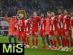 22.11.2025, Fussball Bundesliga 2025/2026, 11.Spieltag, FC Bayern Mnchen - SC Freiburg, in der Allianz-Arena Mnchen,  
Die Bayern tanzen v.l. Lennart Karl (FC Bayern Mnchen), Berni das Maskottchen, Wisdom Mike (FC Bayern Mnchen), Josip Stanisic (Bayern Mnchen), Michael Olise (FC Bayern Mnchen), Torwart Jonas Urbig (FC Bayern Mnchen), Min-jae Kim (Bayern Mnchen, Minjae Kim), Jonathan Tah (FC Bayern Mnchen), Hiroki Ito (FC Bayern Mnchen) und Tom Bischof (Bayern Mnchen) 

