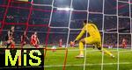 22.11.2025, Fussball Bundesliga 2025/2026, 11.Spieltag, FC Bayern Mnchen - SC Freiburg, in der Allianz-Arena Mnchen,  Torschuss von Harry Kane (3.v.li, FC Bayern Mnchen) zum 4:2 gegen Torwart Noah Atubolu (re, SC Freiburg), 


