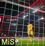22.11.2025, Fussball Bundesliga 2025/2026, 11.Spieltag, FC Bayern Mnchen - SC Freiburg, in der Allianz-Arena Mnchen,  Torwart Noah Atubolu (SC Freiburg) muss nach dem sechsten Gegentor schon wieder den Ball aufheben.


