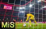 22.11.2025, Fussball Bundesliga 2025/2026, 11.Spieltag, FC Bayern Mnchen - SC Freiburg, in der Allianz-Arena Mnchen,  Torwart Noah Atubolu (SC Freiburg) muss nach dem sechsten Gegentor schon wieder den Ball aufheben.


