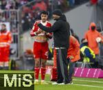 22.11.2025, Fussball Bundesliga 2025/2026, 11.Spieltag, FC Bayern Mnchen - SC Freiburg, in der Allianz-Arena Mnchen,  v.li: Aleksandar Pavlovic (Bayern Mnchen)  bekommt Anweisungen von Trainer Vincent Kompany (FC Bayern Mnchen) 