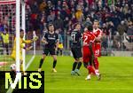 22.11.2025, Fussball Bundesliga 2025/2026, 11.Spieltag, FC Bayern Mnchen - SC Freiburg, in der Allianz-Arena Mnchen,  Torschuss Dayot Upamecano (FC Bayern Mnchen) gegen Torwart Noah Atubolu (li, SC Freiburg) 