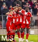 22.11.2025, Fussball Bundesliga 2025/2026, 11.Spieltag, FC Bayern Mnchen - SC Freiburg, in der Allianz-Arena Mnchen,  Torjubel v.li: Lennart Karl (FC Bayern Mnchen), Harry Kane (FC Bayern Mnchen), Jonathan Tah (FC Bayern Mnchen), Dayot Upamecano (FC Bayern Mnchen), 