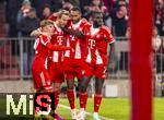 22.11.2025, Fussball Bundesliga 2025/2026, 11.Spieltag, FC Bayern Mnchen - SC Freiburg, in der Allianz-Arena Mnchen,  Torjubel v.li: Lennart Karl (FC Bayern Mnchen), Harry Kane (FC Bayern Mnchen), Jonathan Tah (FC Bayern Mnchen), Dayot Upamecano (FC Bayern Mnchen), 